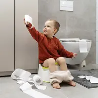 anak balita sedang membersihkan tinja. sumber foto: freepik