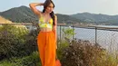 Crop tank top bermotif colorful sangat cocok dipadukan dengan high waist pants berwarna mencolok seperti oranye. Cocok untuk liburan! (Instagram/claurakiehl).