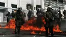 Sejumlah polisi anti huru-hara melawan aksi demonstran yang melemparkan bom api di Athena, Yunani, (12/11/2015). Para Demonstran memprotes langkah-langkah penghematan yang diminta oleh badan pinjaman internasional. (REUTERS/Alkis Konstantinidis)