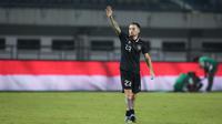 Pemain Timnas Indonesia, Marc Klok melambaikan tangan ke arah fans usai laga uji coba FIFA Matchday antara Timnas Indonesia menghadapi Curacao di Stadion Gelora Bandung Lautan Api (GBLA), Bandung, Jawa Barat, Sabtu (24/9/2022) malam WIB. (Bola.com/Bagaskara Lazuardi)