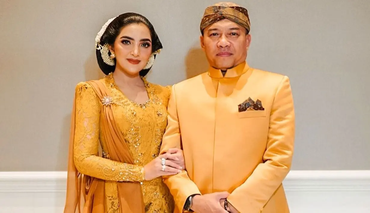 Ashanty dan Anang Hermansyah tampil serasi dalam balutan busana berwarna mustard. Lengkap memakai sanggul, pesona elegan dan anggun kian terpancar dari penampilan Ashanty. (Liputan6.com/IG/@ashanty_ash)