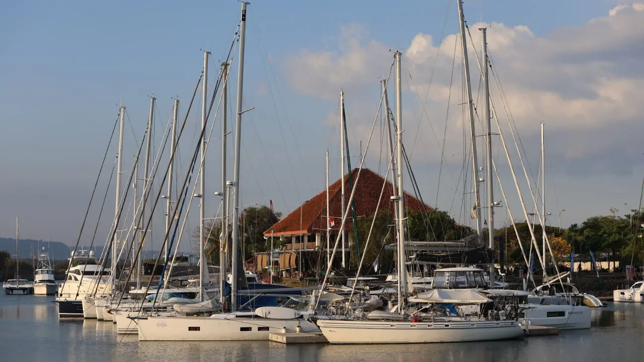 Sejumlah kapal yacht dari berbagai negara bersadar di Pelabuhan Marina Boom Banyuwangi (Istimewa)