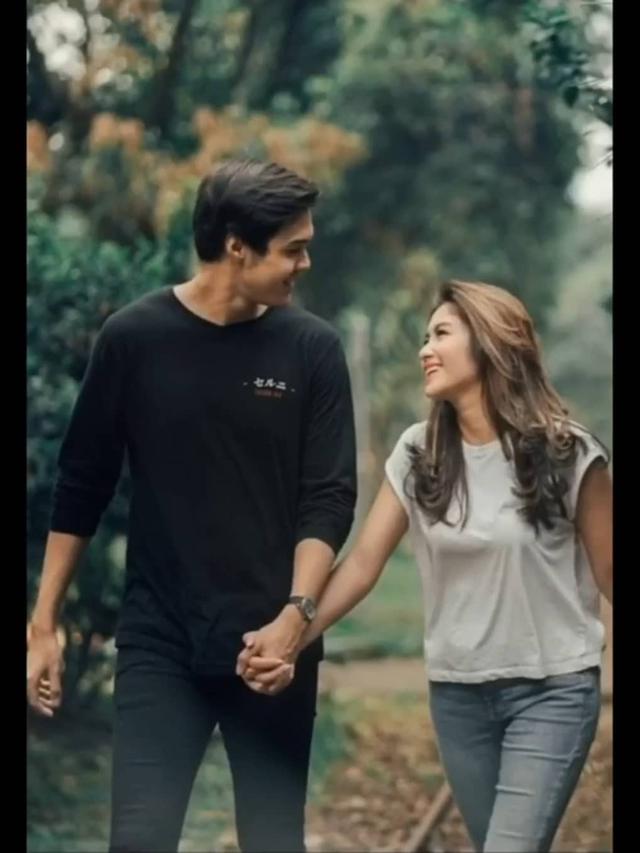 Dikabarkan Putus, Ini 6 Momen Kebersamaan Ochi Rosdiana dan Rizky Djanbi