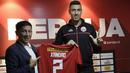 Pemain baru Persija Jakarta, Alexander Luiz Reame, menunjukan jersey yang akan digunakan nanti saat konferensi pers perkenalan dirinya di kantor Persija Jakarta, Jakarta, Jumat (30/8). Persija kenalkan pemain asing baru untuk mengarungi putaran 2 Liga 1. (Bola.com/Yoppy Renato)