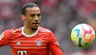 Pemain Bayern Munchen, Leroy Sane berusaha mengontrol bola saat laga lanjutan Liga Jerman 2022/2023 melawan TSG Hoffenheim di Allianz Arena, Munchen, Senin (17/04/2023) WIB. Bibir atas Sane terlihat mengalami pembengkakan setelah terlibat pertikaian dengan Sadio Mane setelah laga leg pertama Liga Champions melawan Manchester City. (AFP/Christof Stache)