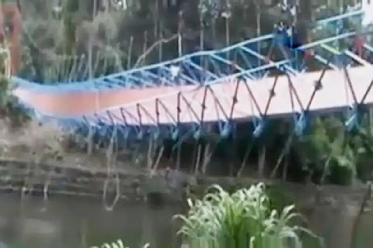 VIDEO: Baru Diresmikan, Jembatan di Mamuju Sudah Ambruk