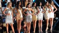 Puteri Indonesia 2015 Anindya Kusuma Putri bersama kontestan lainnya dalam ajang Miss Universe 2015 di The AXIS Las Vegas, AS, Minggu (20/12). Kontestan asal Indonesia itu berhasil masuk ke-15 besar. (Ethan Miller/Getty Images/AFP)