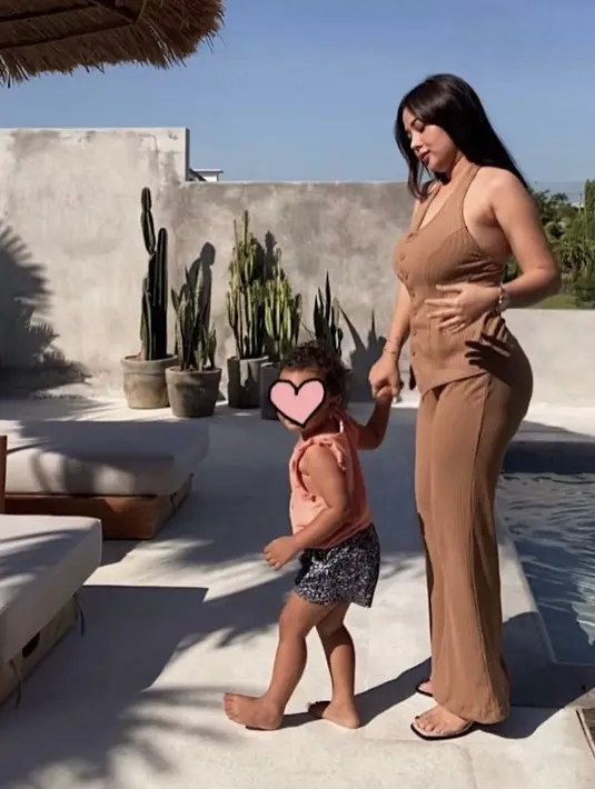 Mutia tampil dengan pakaian bernuansa coklat dari atasan best dan celana cut braynya.(@mutia_ayuu)