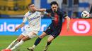 Pemain Paris Saint-Germain, Vitinha, berebut bola dengan pemain Marseille, Amine Harit, dalam duel pekan ke-27 Ligue 1 2023/2024 di Stade Velodrome, Senin (1/4/2024). Gol PSG dicetak oleh Vitinha Goncalo Ramos. (AFP/Nicolas Tucat)