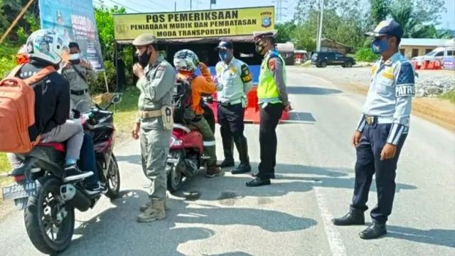 Posko penyekatan larangan mudik di perbatasan Riau yang dibangun polisi dan pemerintah daerah.