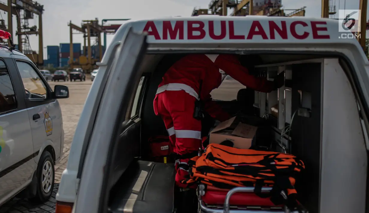Petugas PMI berada di dalam ambulans yang disiagakan di Posko Evakuasi, Tanjung Priok, Jakarta, Senin (29/10). Posko itu menjadi tempat transit korban jatuhnya pesawat Lion Air JT610 di laut utara Karawang, Jawa Barat. (Liputan6.com/Faizal Fanani)