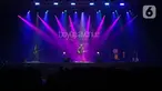 Grup musik akustik, Boyce Avenue saat menghibur para fans dalam konser bertajuk 'Boyce Avenue Live in Jakarta' di Hotel Pullman Jakarta Central Park, Jakarta, Minggu (27/4/2025). (Liputan6.com/Angga Yuniar)