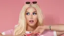 Tasya Farasya tampil totalitas saat cosplay jadi Barbie. Ia mengenakan dress pink dengan detail kancing di bagian tengah. Penampilannya semakin manis dengan makeup bold, wig blonde, dan mini bag yang juga berwarna pink. Foto: Instagram.