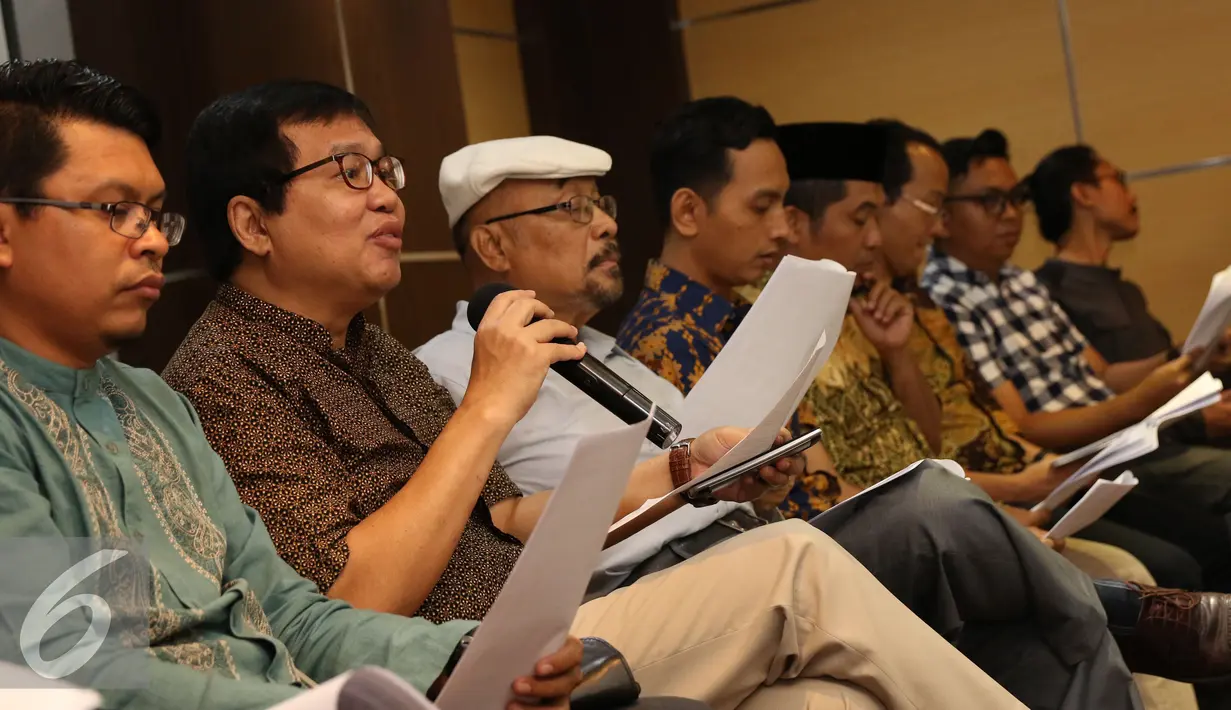 Aktivis koalisi masyarakat sipil membacakan komunike bersama revisi UU anti terorisme di Jakarta, Kamis (8/12). Mereka menilai revisi UU No 15 tahun 2003 tetap harus berpijak pada mekanisme criminal justice system model. (Liputan6.com/Helmi Fithriansyah)