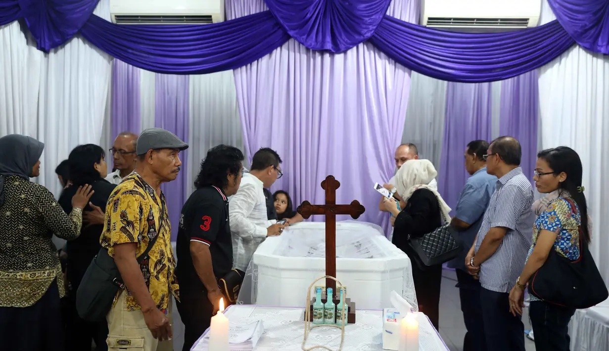 Yang membuat pihak keluarga terkejut lantaran musisi senior itu ditemukan dalam keadaan kejang-kejang di rumah. Setelah dibawa ke rumah sakit, nyawanya sudah tidak bisa ditolong lagi. (Nurwahyunan/Bintang.com)