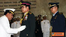 Citizen6, Jakarta: Panglima TNI Laksamana TNI Agus Suhartono, menyematkan Tanda Kehormatan Bintang Kartika Eka Paksi Utama kepada Jenderal Prayuth Chan-Ocha, di Ruang Hening Mabes TNI Cilangkap, Jakarta, Kamis (20/9). (Pengirim: Badarudin Bakri).