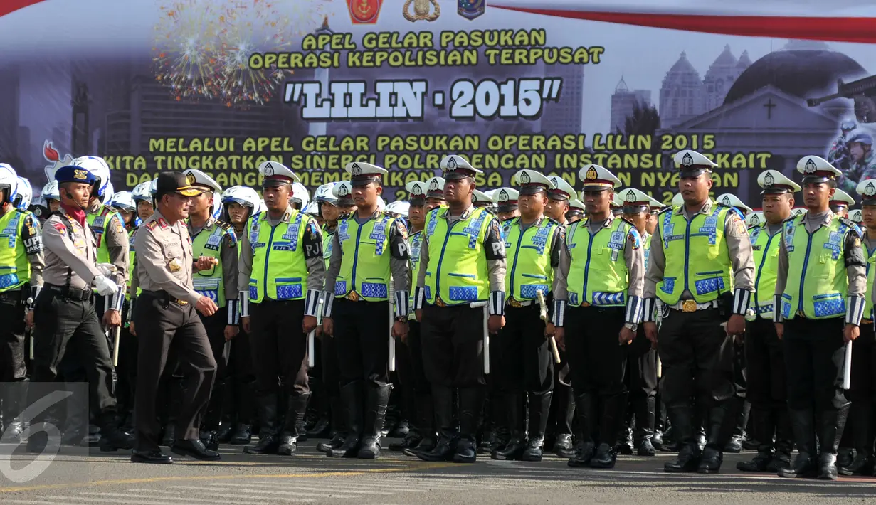 Kapolri Jenderal Pol Badrodin Haiti saat memeriksa kesiapan pasukan pada apel kesiagaan pengamanan Natal dan tahun baru di Mapolda Metro Jaya, Jakarta, Rabu (23/12). (Liputan6.com/Yoppy Renato)