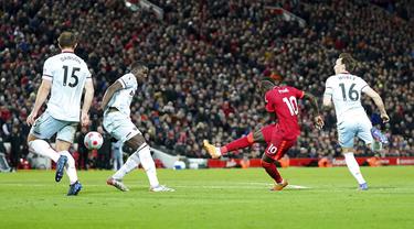 Pemain Liverpool Sadio Mane (kedua kanan) menendang bola melewati pemain West Ham United Kurt Zouma (kedua kiri) pada pertandingan sepak bola Liga Inggris di Stadion Anfield, Liverpool, Inggris, 5 Maret 2022. Liverpool menang 1-0. (AP Photo/Jon Super)