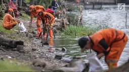 Aksi bersih-bersih yang dilakukan petugas PSSU atau pasukan oranye di pinggiran Danau Sunter, Jakarta, Rabu (27/12). Kegiatan ini dilakukan terkait rencana Pemkot Jakarta Utara menggelar perayaan tahun baru di Danau tersebut. (Liputan6.com/Faizal Fanani)