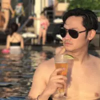 Belum banyak yang tahu tentang sosok Angga Wijaya yang kabarnya baru menikah dengan Dewi Perssik. Angga adalan manajer Depe dan ini posenya yang bikin cewek geregetan.