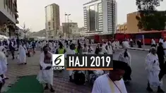 Sebagian jemaah haji memilih berjalan kaki menuju lokasi lontar jumrah. selain karena tersendatnya bus yang mengangkut mereka karena padatnya lalu lintas mereka mengejar waktu subuh untuk melontar jumrah.