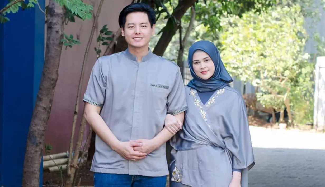 Busana kembar yang dikenakan oleh Cut Meyriska dan Roger Danuarta juga bisa dijadikan inspirasi berbusana sehari-hari.  Meski menggunakan baju kembar, penampilan keduanya tetap terlihat stylish dan menawan. (Liputan6.com/IG/@cutratumeyriska)