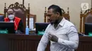 Terdakwa musisi I gede Ari Astina atau Jerinx mengikuti sidang tuntutan di PN Jakarta Pusat, Jakarta, Jumat (18/2/2022). Jerinx dituntut dua tahun penjara dan denda Rp50 juta subsider dua bulan kurungan atas kasus dugaan pengancaman kepada Adam Deni. (Liputan6.com/Herman Zakharia)