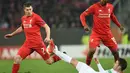 Perebutan bola antara pemain Augsburg dengan pemain Liverpool pada laga leg pertama 32 besar Liga Europa, di WWK Arena, Augsburg, Jerman, Jumat (19/2/2016) dini hari WIB. (AFP/Christof Stache)