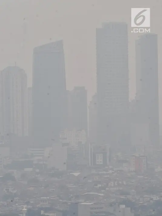 Pemandangan gedung-gedung pencakar langit di Jakarta tampak tersamar oleh kabut, Selasa (10/7). Tingkat polusi di Jakarta semakin memburuk dengan Indeks Kualitas Udara hari ini tercatat oleh BreezoMeter mencapai angka 151. (Merdeka.com/Iqbal S. Nugroho)