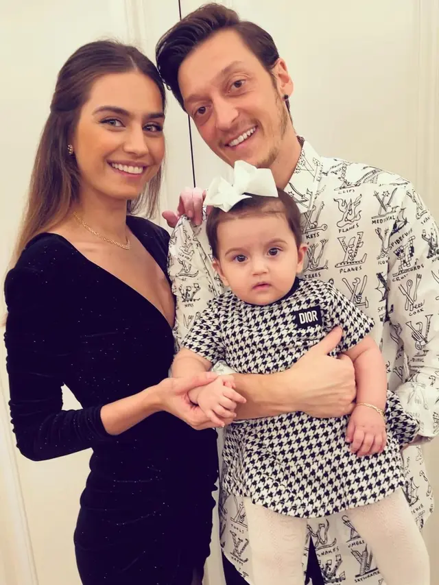 6 Potret Mesut Ozil Bareng Keluarga, Calon Pemain RANS Cilegon FC