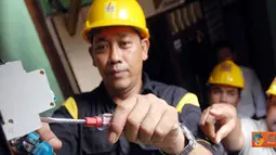 Citizen6, Kebayoran Baru: Petugas PLN Distribusi Jakarta Raya dan Tangerang Area Pelayanan Bulungan sedang melakukan pekerjaan merubah Miniatur Circuit Breaker (MCB) secara Gratis pada Meteran Listrik. (Pengirim: Agus Trimukti)