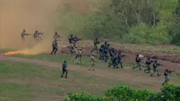 Tentara Amerika Serikat dan Indonesia bergerak untuk mengambil posisi saat latihan militer gabungan Super Garuda Shield 2022 di Baturaja, Sumatera Selatan, Indonesia, Jumat (12/8/2022). Latihan militer gabungan ini menandakan ikatan yang lebih kuat di tengah meningkatnya aktivitas maritim oleh China di kawasan Indo-Pasifik. (AP Photo/Dita Alangkara)