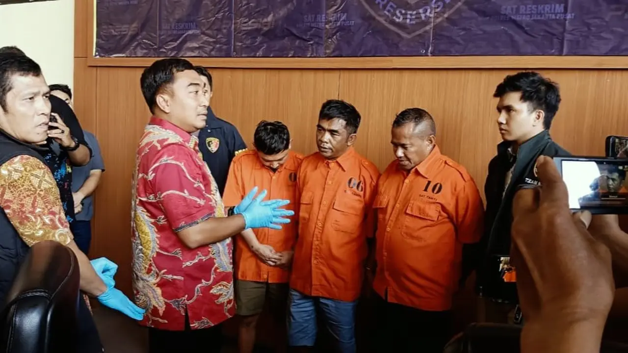 Penyidik Polres Metro Jakarta Pusat menetapkan tiga orang tersangka terkait kasus pemalsuan surat perintah penyelidikan dan surat panggilan yang mengatasnamakan Komisi Pemberantasan Korupsi (KPK).