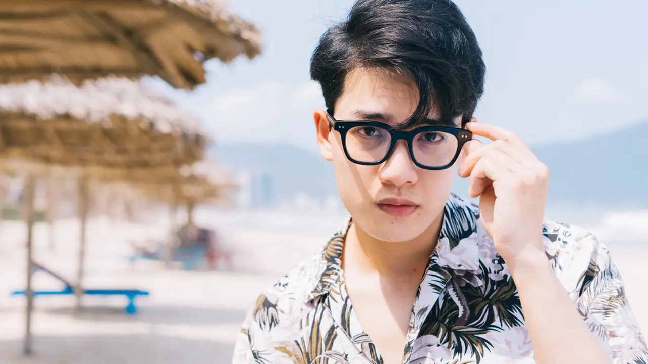 pria kacamata tengil playboy di pantai