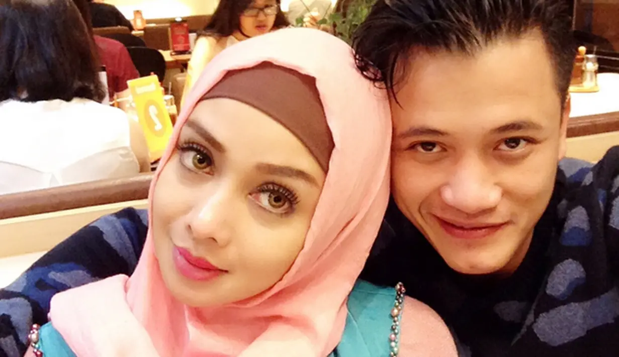 Tirta menambahkan bahwa, yang jelas kekasihnya itu layak untuk dinikahi. Beruntung kedua orangtuanya tidak menuntut pasangan kekasih ini segara menikah. (dok. Instagram/terryputri)