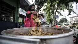 Pedagang saat memasak ketupat yang akan dijual di pinggir jalan kawasan Rawamangun, Jakarta, Senin (19/7/2021). Pedagang membanderol ketupat siap santap tersebut mulai dari harga Rp30 ribu hingga Rp40 ribu per ikat (10 buah) tergantung besar kecil ukuran. (merdeka.com/Iqbal S. Nugroho)