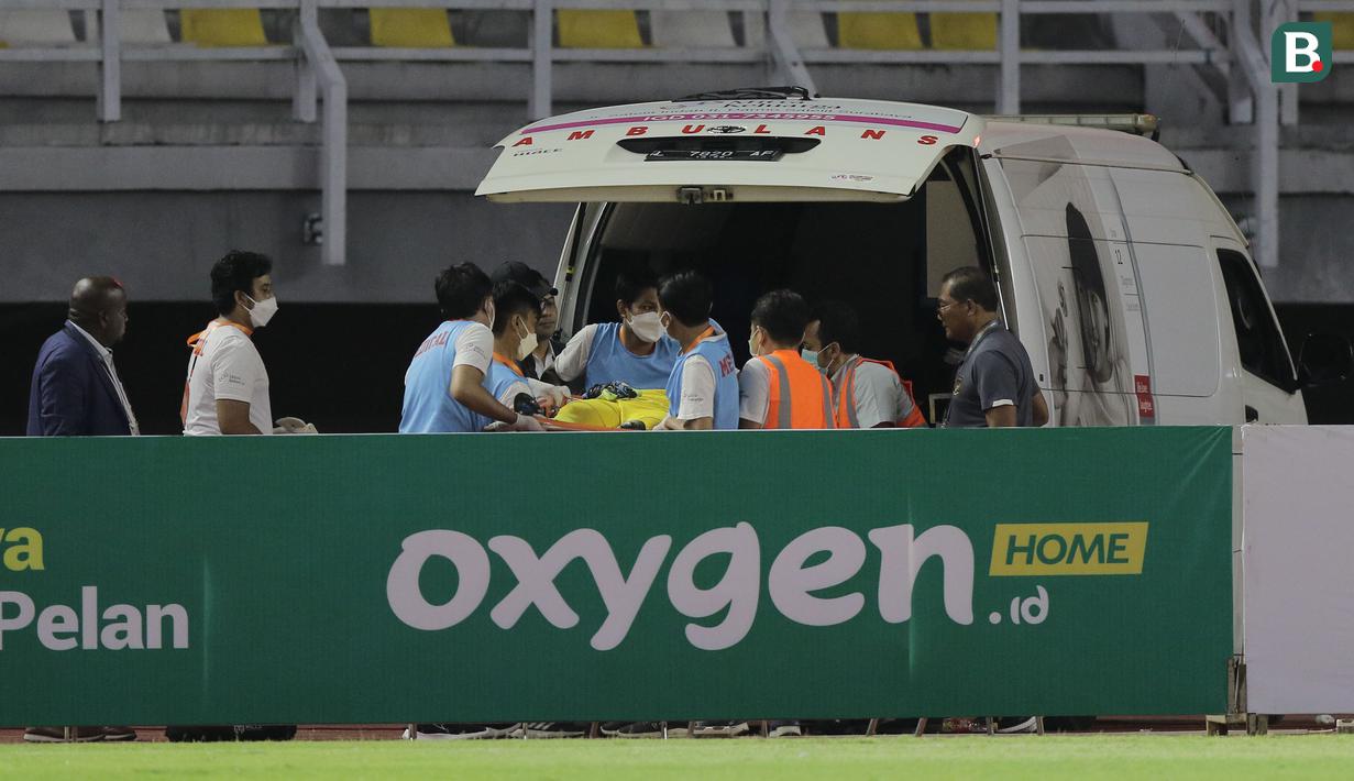 Kiper Timnas Indonesia U-20, Cahya Supriadi dimasukkan ke ambulans menuju rumah sakit usai mengalami cedera dalam pertandingan matchday kedua Kualifikasi Grup F Piala Asia U-20 2023 di Stadion Gelora Bung Tomo, Surabaya, Jumat (16/9/2022). (Bola.com/Ikhwan Yanuar)