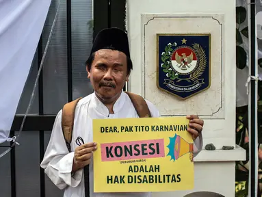 Seorang disabilitas yang tergabung dalam Koalisi Organisasi Penyandang Disabilitas DKI Jakarta menggelar aksi di depan Kementerian Dalam Negeri (Kemendagri), Jakarta, Jumat (2/9/2022). Mereka mendesak Kemendagri memperbaiki substansi Raperda DKI Jakarta tentang Disabilitas. (Liputan6.com/Faizal Fanani)