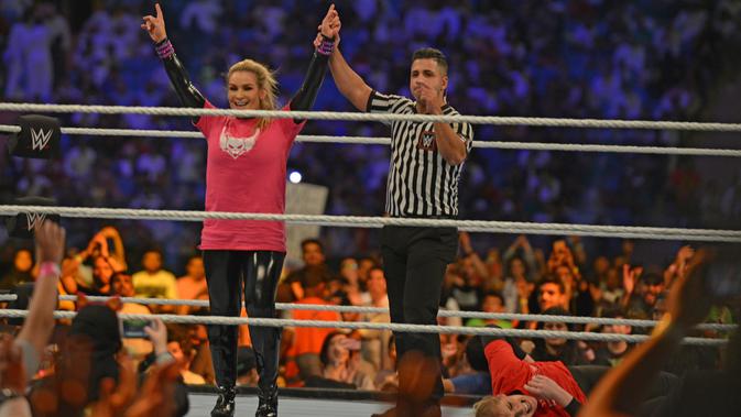 Pegulat Natalya Neidhart berselebrasi usai mengalahkan Lacey Evans pada pertarungan World Wrestling Entertainment (WWE) untuk perempuan di Stadion Internasional King Fahd, Riyadh, 31 Oktober 2019. Arab Saudi untuk pertama kalinya menggelar pertandingan gulat WWE perempuan. (Fayez Nureldine/AFP)
