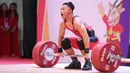 Tampil di Hanoi Sports Training and Competition Center, Vietnam, Rahmat Erwin Abdullah tampil sangat percaya diri sejak melakukan angkatan snatch. (Bola.com/Ikhwan Yanuar)