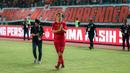 Pemain Persija Jakarta, Ondrej Kudela, memberikan rasa terima kasih kepada The Jak yang hadir di Stadion Patriot Chandra Bahaga, Bekasi setelah pertandingan melawan PSS Sleman. (Bola.com/Bagaskara Lazuardi)