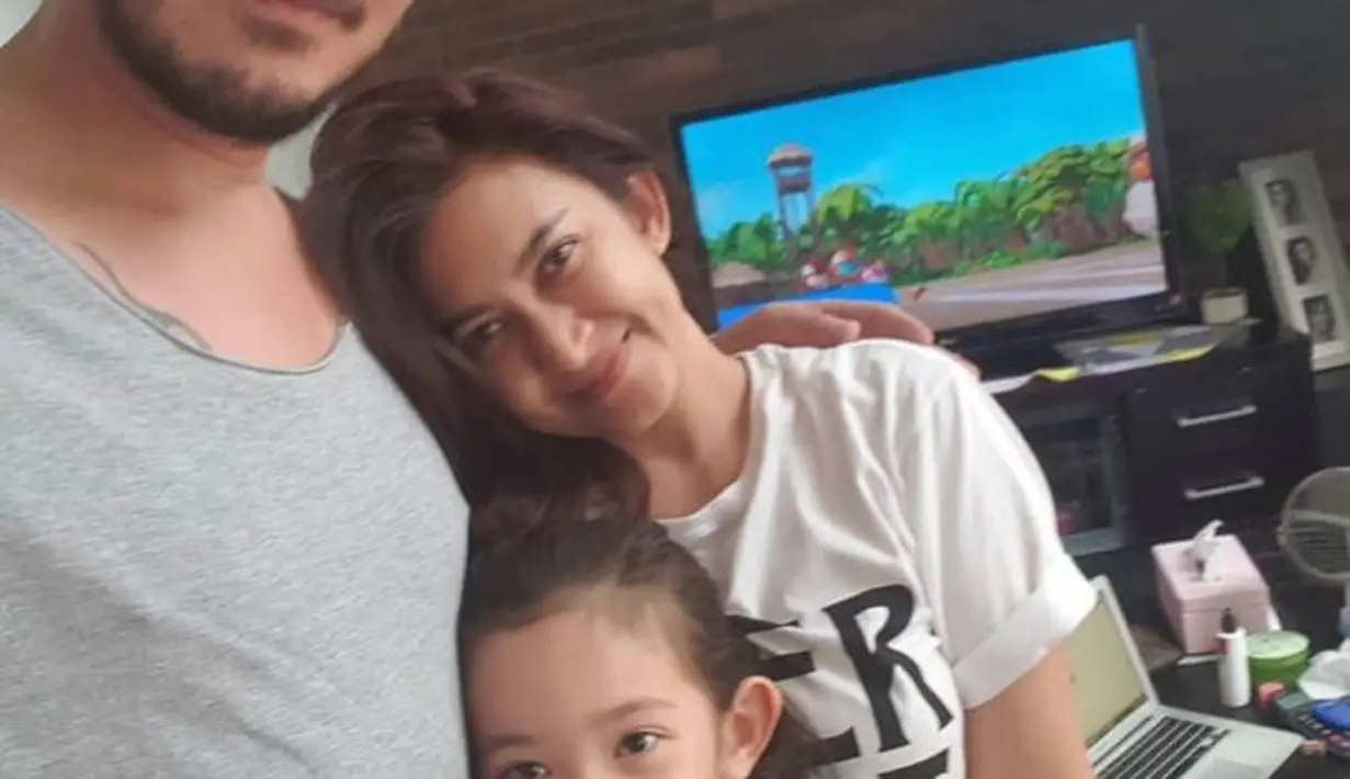 Namun sayang, rumah tangga Nafa dan Zack harus berakhir pada tahun 2017. Mereka bercerai. (Instagram.com/nafaurbach)