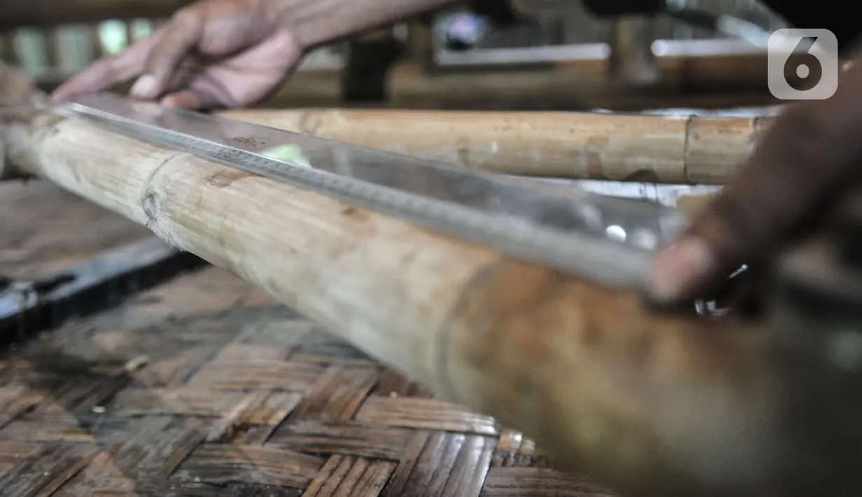 Perajin mengukur bambu yang akan dijadikan rangka sepeda Jatnika di Workshop Perajin Bambu Indonesia, Cibinong, Bogor, Jawa Barat, Minggu (5/7/2020). Setelah direndam, bambu melewati pengeringan hingga 2 minggu sebelum berakhir pada proses perakitan rangka sepeda. (merdeka.com/Iqbal S. Nugroho)