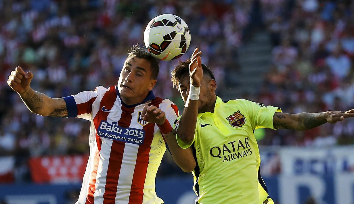 Bek Atletico Madrid, Jose Maria Gimenez (kiri) berebut bola udara dengan penyerang Barcelona Neymar pada laga Liga Spanyol di Stadion Vicente Calderon, Senin (18/5/2015). Barcelona menang 1-0 atas Atletico Madrid. (REUTERS/Andrea Comas)