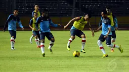 Menurut pelatih timnas Indonesia U19, Indra Sjafrie, latihan yang dilakukan di Stadion GBK Jakarta selain untuk menghadapi Myanmar juga difokuskan pada pemantapan program, (3/5/2014). (Liputan6.com/Helmi Fithriansyah)