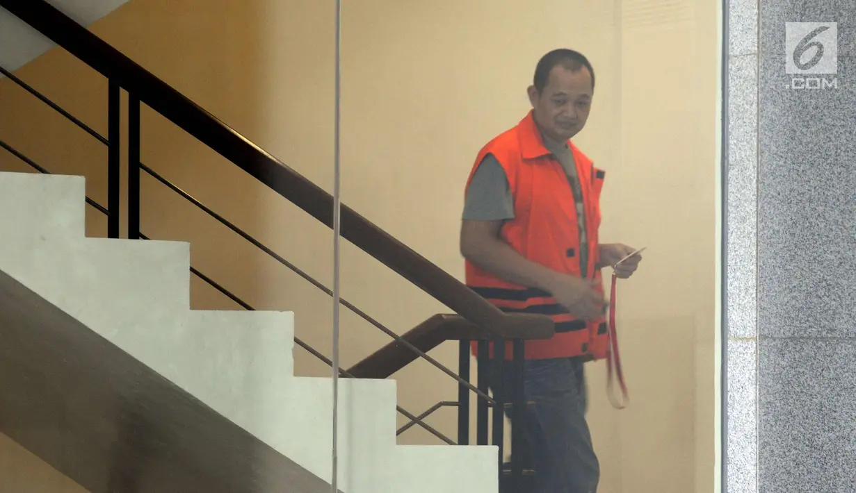 Pengusaha Miftahhudi berada di gedung KPK, Jakarta, Kamis (29/3). Imas dan Miftahhudi diperiksa sebagai tersangka untuk pelengkapan berkas kasus dugaan suap di lingkungan Pemerintah Kabupaten Subang. (Merdeka.com/Dwi Narwoko)