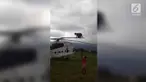 Sekelompok anak Papua di kabupaten Wamena asyik bermain ayunan dari baling-baling helikopter yang pernah dibanderol dengan harga Rp 234 miliar.