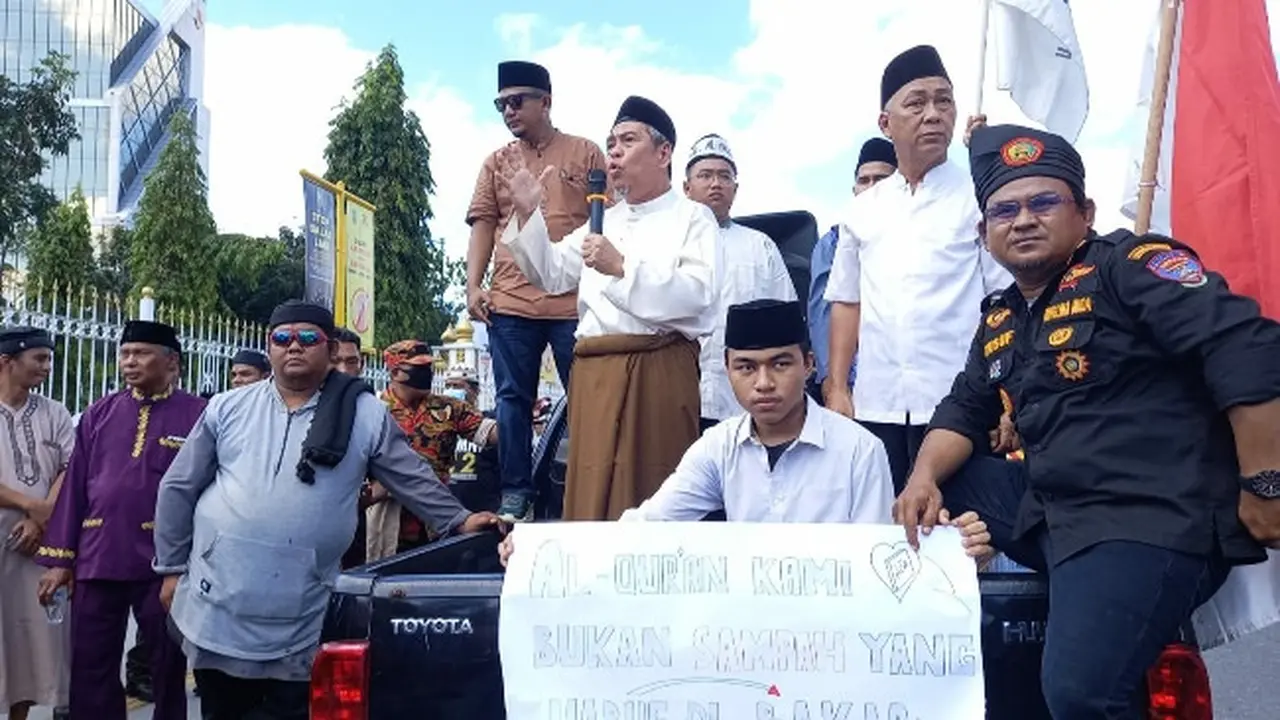 Aksi bela Al-Qur'an yang dilakukan ratusan warga Pekanbaru di Depan kantor Gubernur Riau.