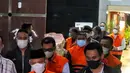 Sepuluh orang anggota DPRD Provinsi Jambi periode 2014-2019 memakai rompi oranye usai menjalani pemeriksaan di Gedung Merah Putih KPK, Jakarta, Selasa (10/1/2023). Sepuluh orang eks anggota DPRD tersebut telah ditetapkan status tersangka kasus suap pengesahan RAPBD Provinsi Jambi Tahun Anggaran 2017-2018. (Liputan6.com/Angga Yuniar)