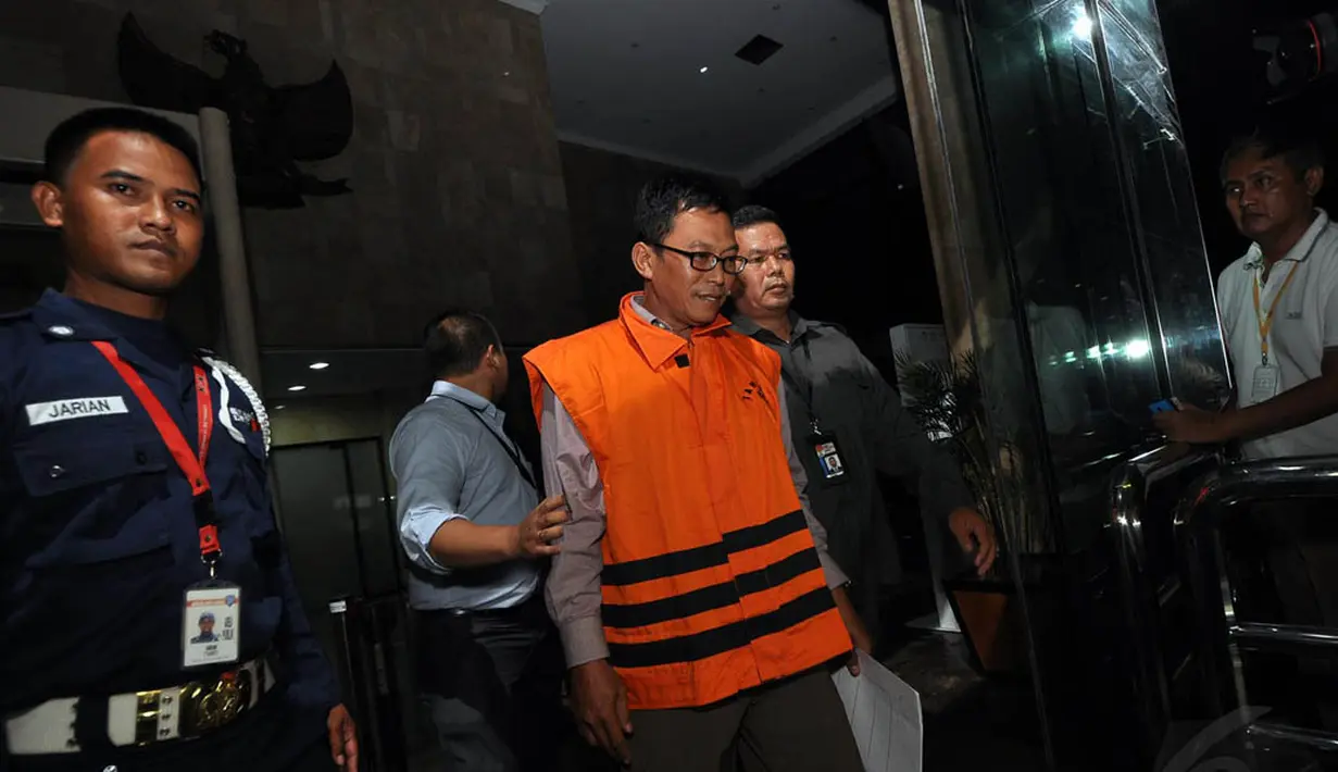 Rauf, ajudan Ketua DPRD Bangkalan, Fuad Amin Imron, keluar gedung KPK, Jakarta, Selasa (2/12/2014). (Liputan6.com/Miftahul Hayat)